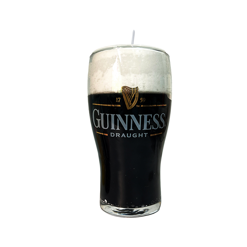 Candele gorgoglianti in boccali di birra neri