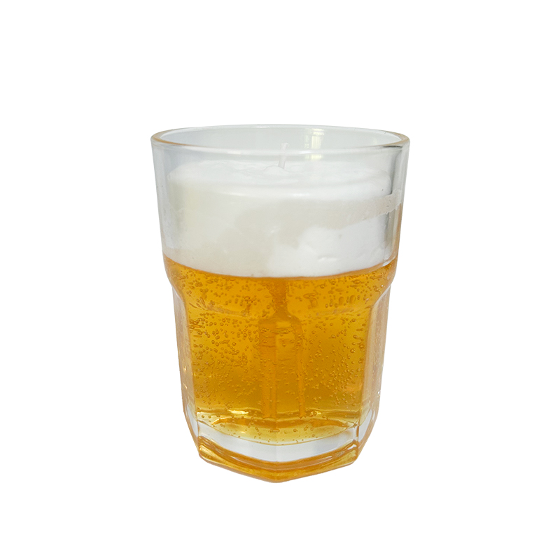 Candele gorgoglianti in boccali di birra