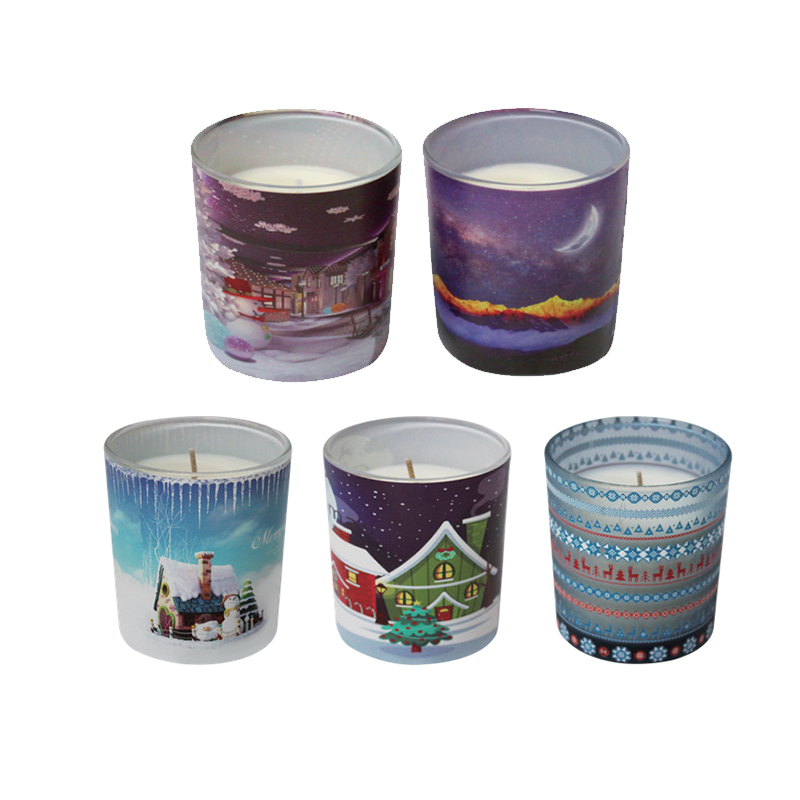 Cinque tipi di candele in tazza profumate di Natale