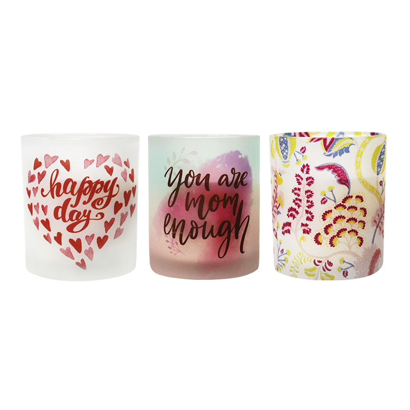 Tazze d'acqua rosse